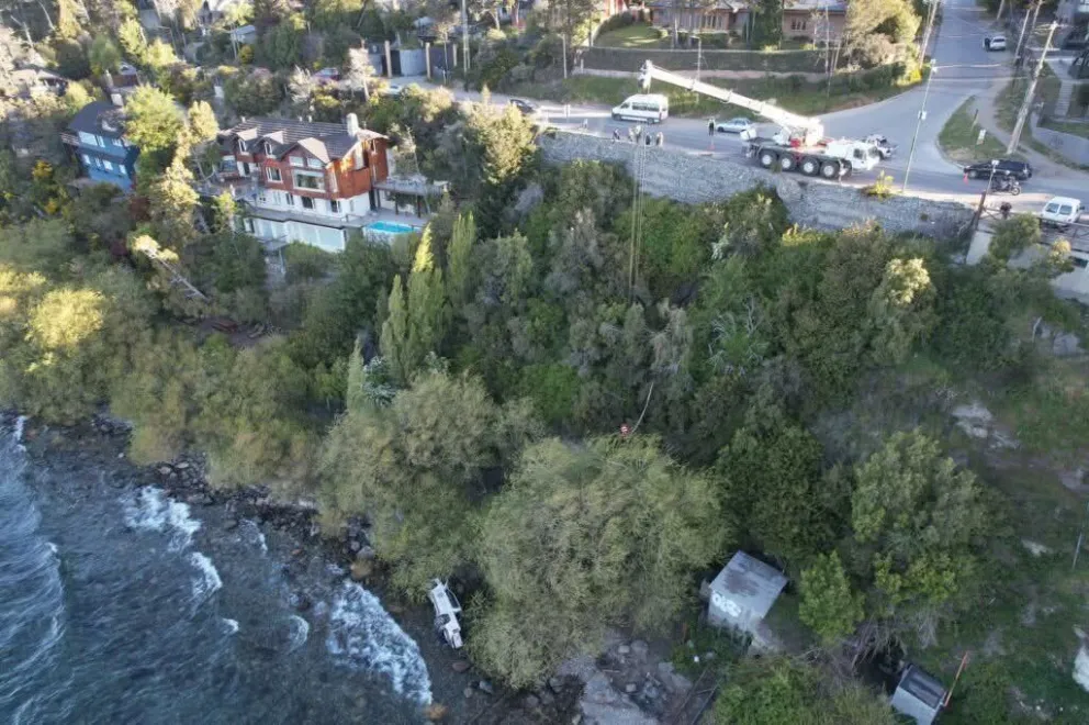 Recién este lunes, una grúa con brazo extensible logró acceder al sitio para extraer el rodado. Foto: Bariloche Informa.
