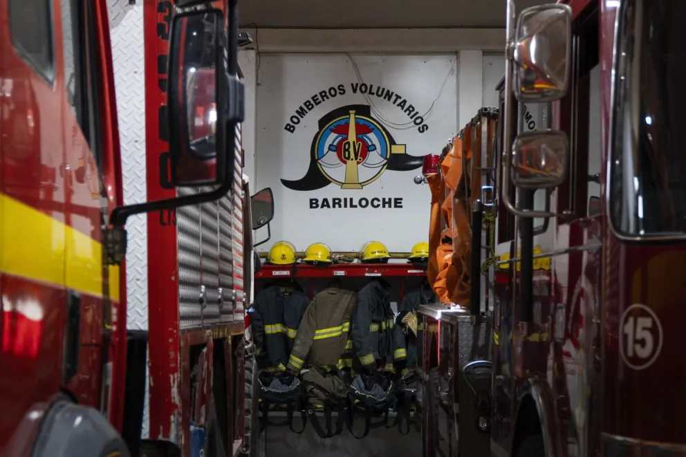 Los bomberos del Cuartel Central avisoran una temporada estival con una cargada demanda de siniestros de interfase. Fotos: Marcelo Martínez.