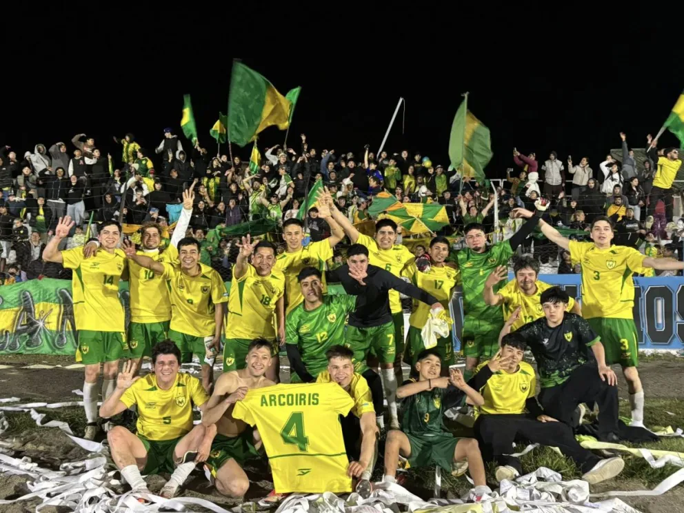 La alegría de Virgen Misionera en el estadio Municipal. Gran triunfo que vale ser líder. Foto: facebook Virgen Misionera.