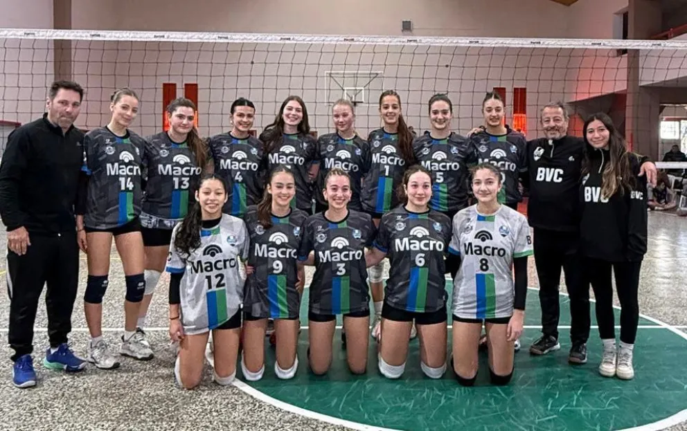 Las chicas llegaron invictas a Viedma. Abajo, los chicos que quieren una gran final. Fotos: gentileza.