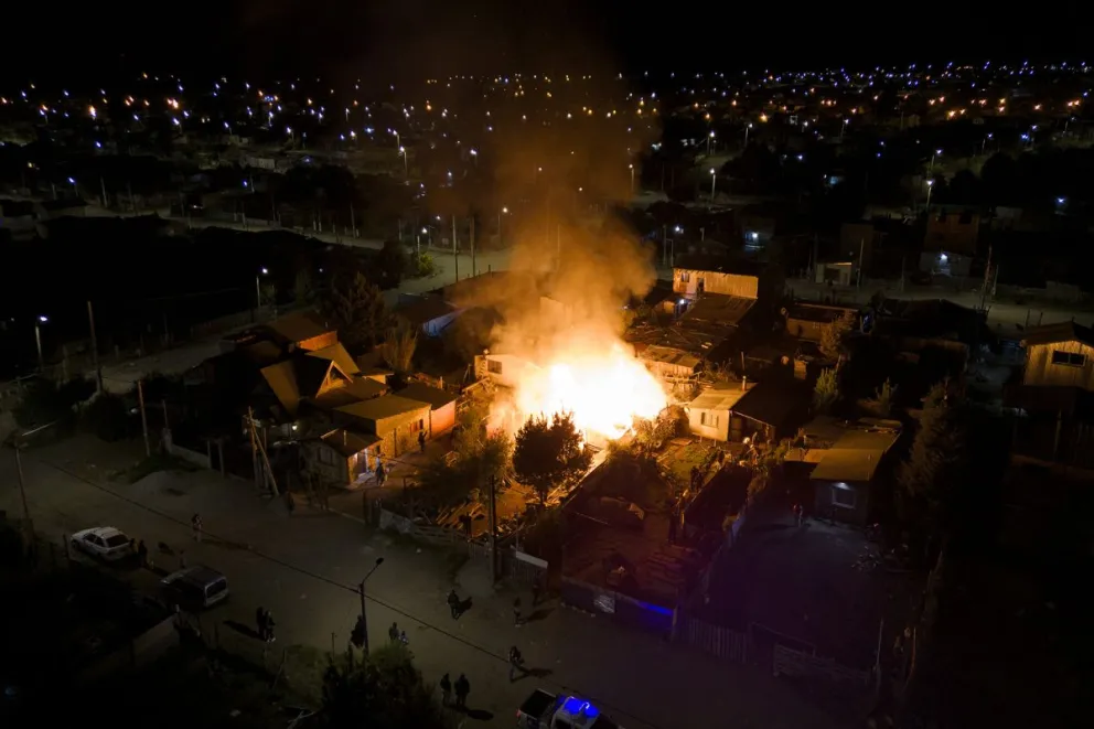 El fuego consumió una vivienda en el barrio Alun Ruca. Foto: Marcelo Martínez
