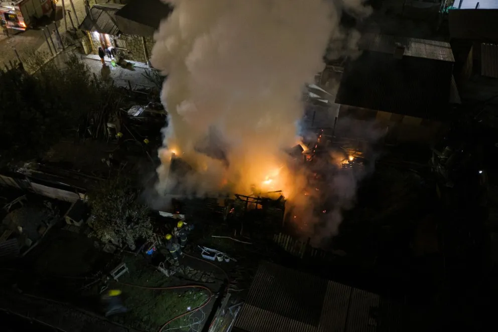 El backdraft ocurre generalmente en compartimentos cerrados donde el fuego ha consumido casi todo el oxígeno. Foto: ilustrativa Marcelo Martínez.