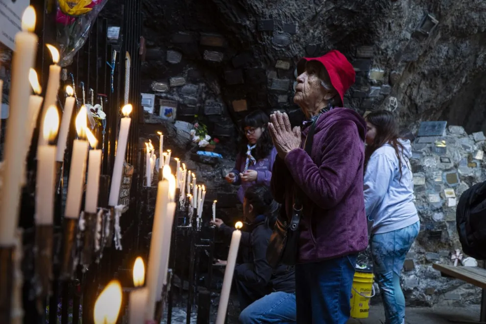 Una vez más la fe movió a miles de barilochenses hacia la Virgen de las Nieves. Fotos: Marcelo Martínez