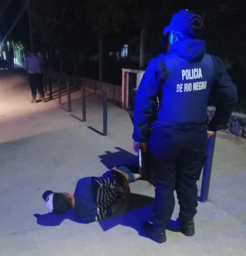 Imágenes de las cámaras de un comercio ayudaron a encontrar al sujeto. Foto: Policía de Río Negro.