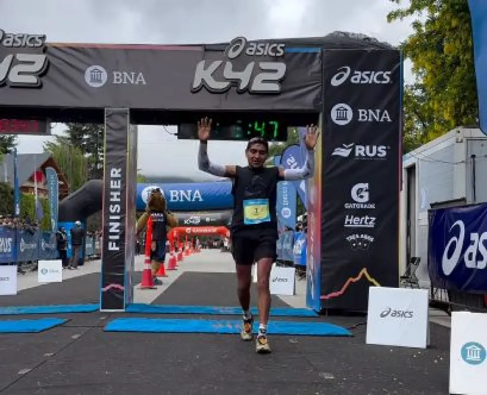 Mariqueo cruzando el arco de la meta en segundo lugar en el K42. Foto: gentileza.