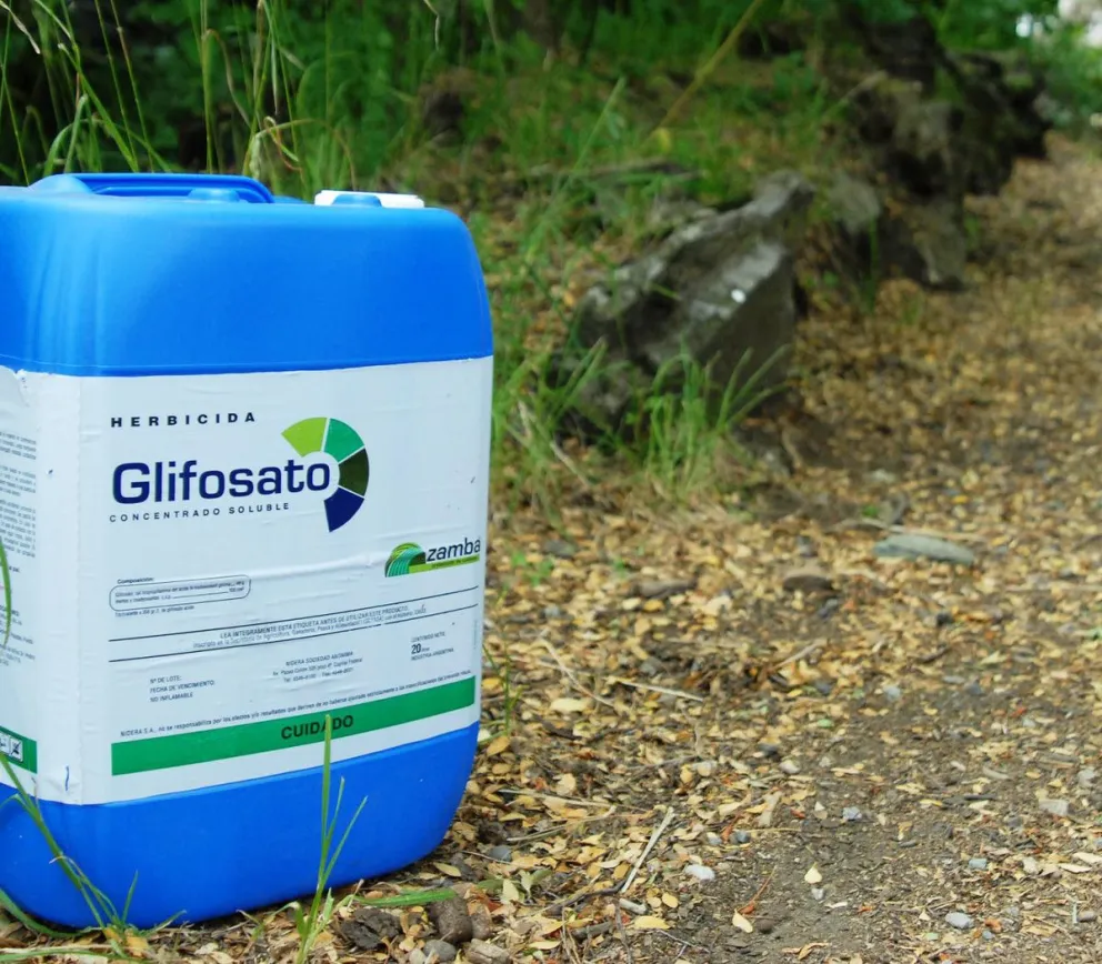 El uso de glifosato y plaguicidas similares, se encuentra prohibido en Bariloche. Foto: ilustrativa.