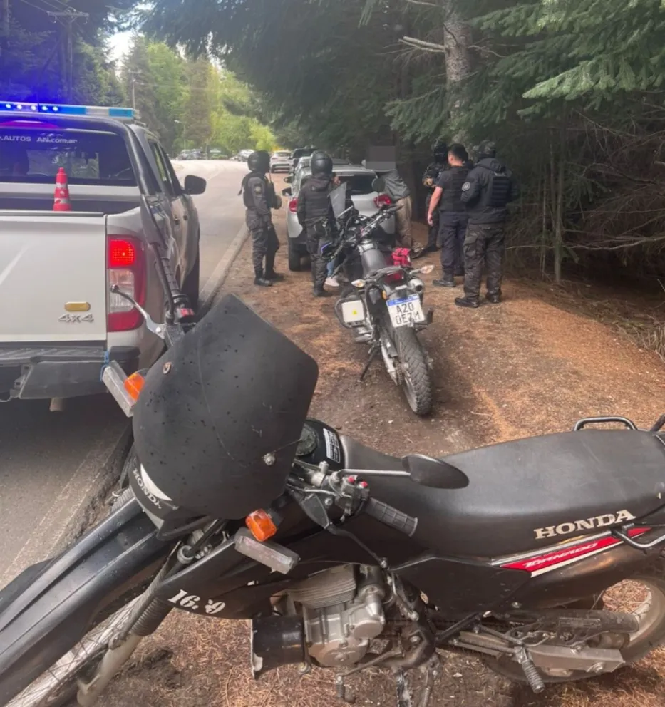 Los detenidos se trasladaban en un vehículo Renault Kwid, conducido por una mujer. Foto: Prensa Policía de Río Negro. 