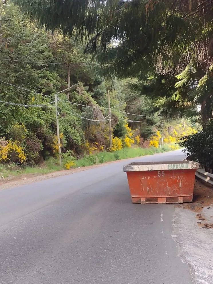 La foto muestra la peligrosa ubicacion del volquete. Gentileza