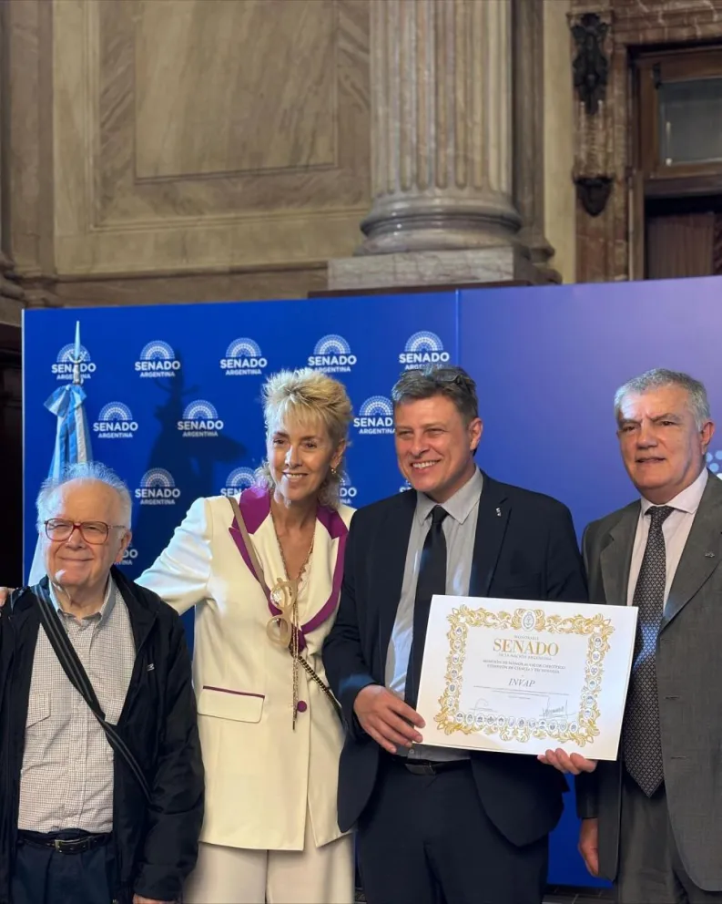 (de izq. a der.) Varotto, Larraburu, Giussi y Montenegro en la entrega de la mención. Foto gentileza