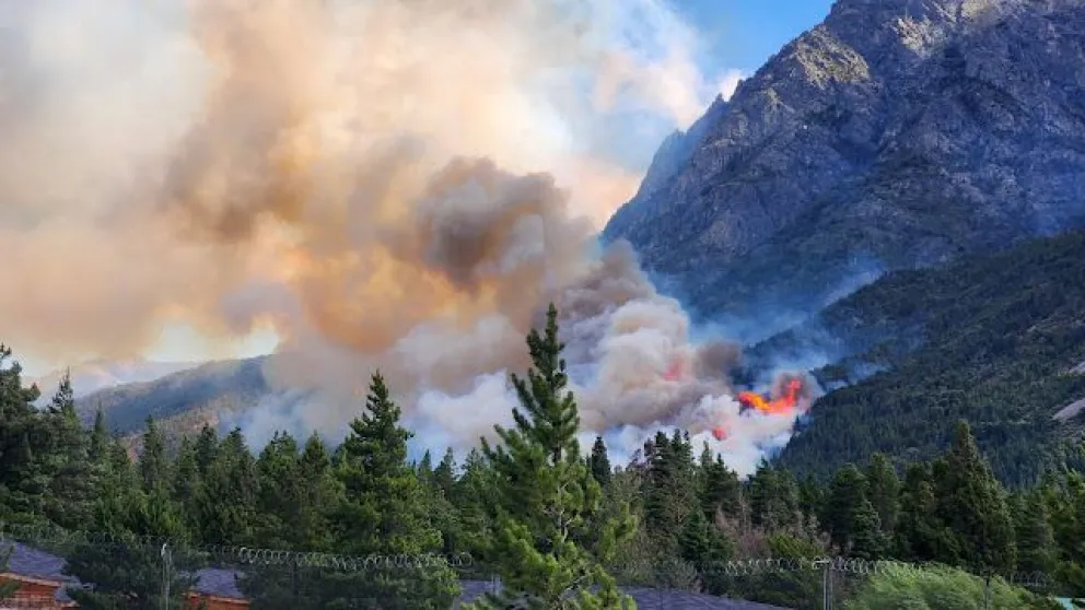 El viento complica las tareas de los brigadistas. Foto gentileza: Noticias de El Bolsón