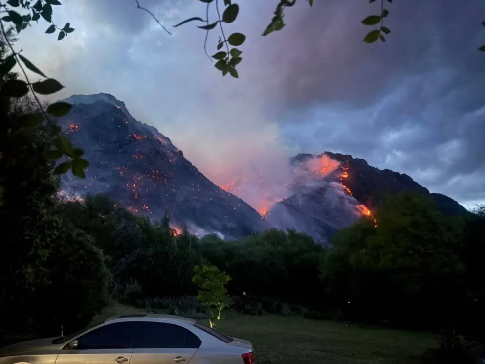 El fuego avanzó rápidamente hacia el sector de la angostura y hacia la cumbre del cerro Pirque. Fotos: gentileza.