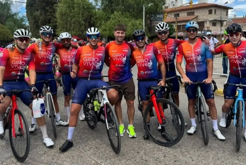 Denis junto al resto del equipo Giro Vivo. Gran tarea en el Alto Valle. Foto: gentileza.