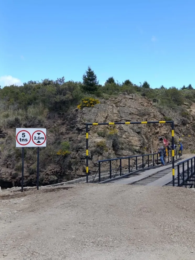 El nuevo puente cuenta con barandas de metal y restringe el paso a vehículos de carga. Fotos: Gentileza.