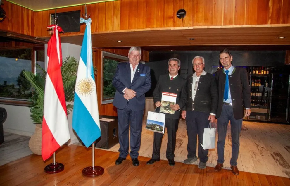 El acto de asunción contó con la presencia de Gerhar Mayer, embajador de Austria en Argentina. Foto: Bariloche Informa.