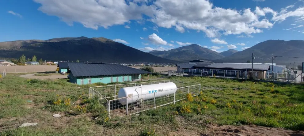 Con cerca de diez años de antigüedad, el edificio no cuenta con conexión de gas natural ni una rampa de acceso. Fotos: Gentileza.