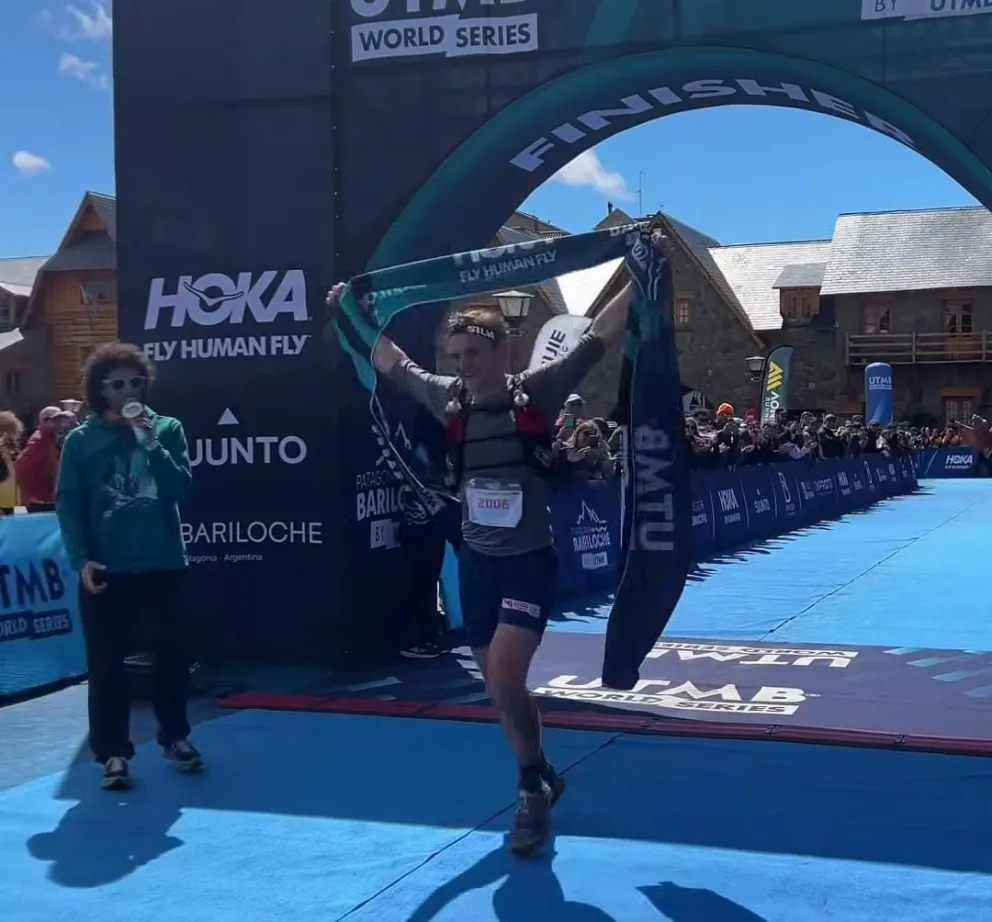 El arribo del noruego Kjaerevik, ganador en caballeros, Abajo, la española Tarasova, brillante vencedora. Fotos: redes sociales UTMB.