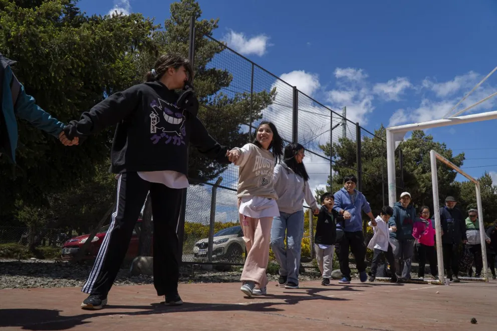 Las actividades comenzaron alrededor de las 11 de la mañana con un acto en el patio delantero, números musicales y el abrazo a la escuela. Fotos: Marcelo Martínez.
