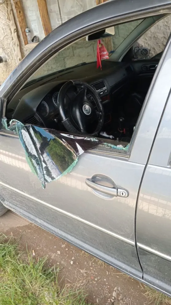 El vidrio quedó completamente roto tras el golpe. Foto gentileza