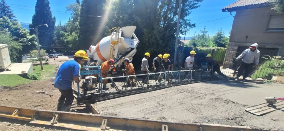 Los trabajos demandan un fuerte logística debido a la pendiente de la calle. Foto gentileza