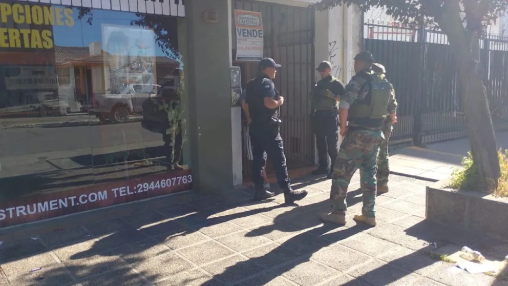 Los sospechosos fueron identificados por la Policía cuando caminaban por Moreno al 900 cargando cajas de mercadería. Foto: Prensa Policía de Río Negro.