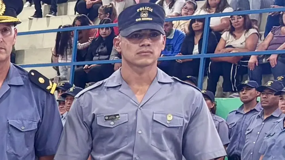 El Oficial Inspector David Llanca se arrojó al agua y rescató al hombre que era arrastrado por la corriente. Foto gentileza