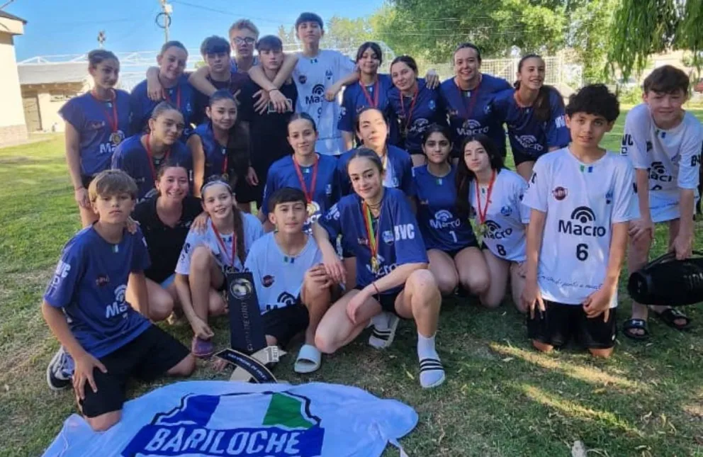 Bien juntos. Los planteles del Bariloche Voley Club Sub14 en Valle Medio. Gran Provincial. Fotos: gentileza.