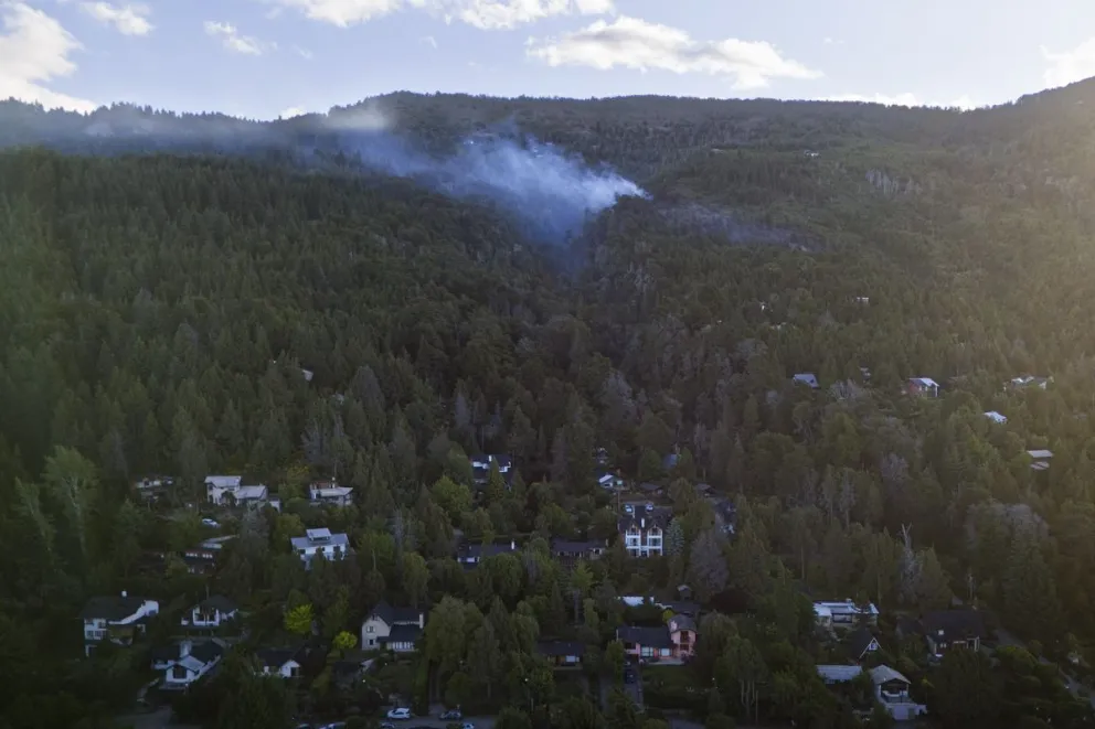 El miércoles por la noche, el estado del incendio pasó a ser controlado y monitoreado por la guardia de cenizas. Fotos: Marcelo Martínez.