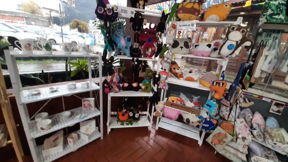 La iniciativa busca fortalecer el trabajo local y ofrecer al público opciones originales para las fiestas. Foto: Bariloche Informa.