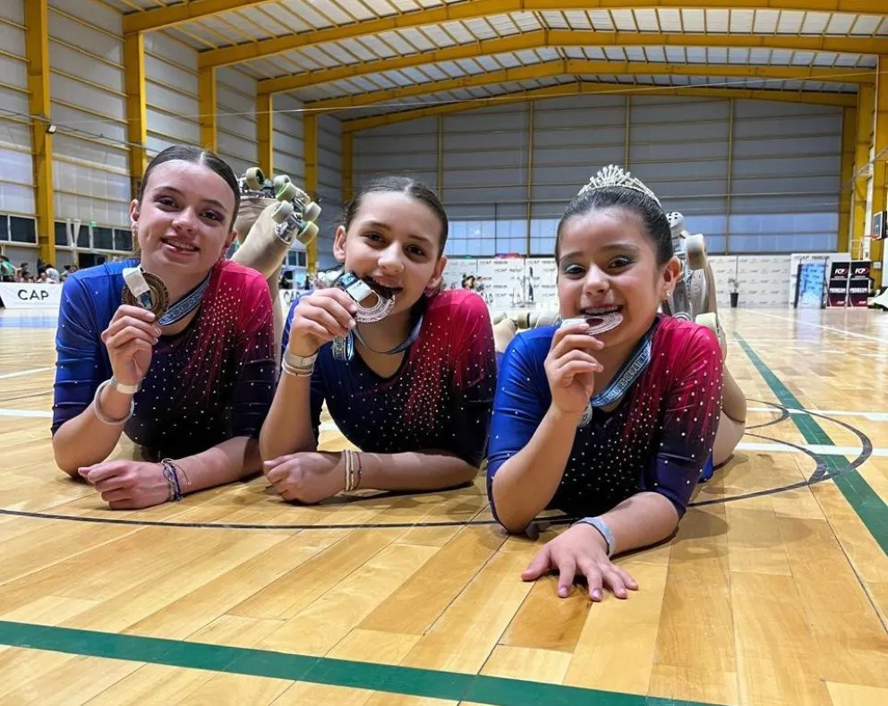 Las chicas con sus medallas y la sonrisa a pleno luego de la brillante tarea nacional. Fotos: gentileza.