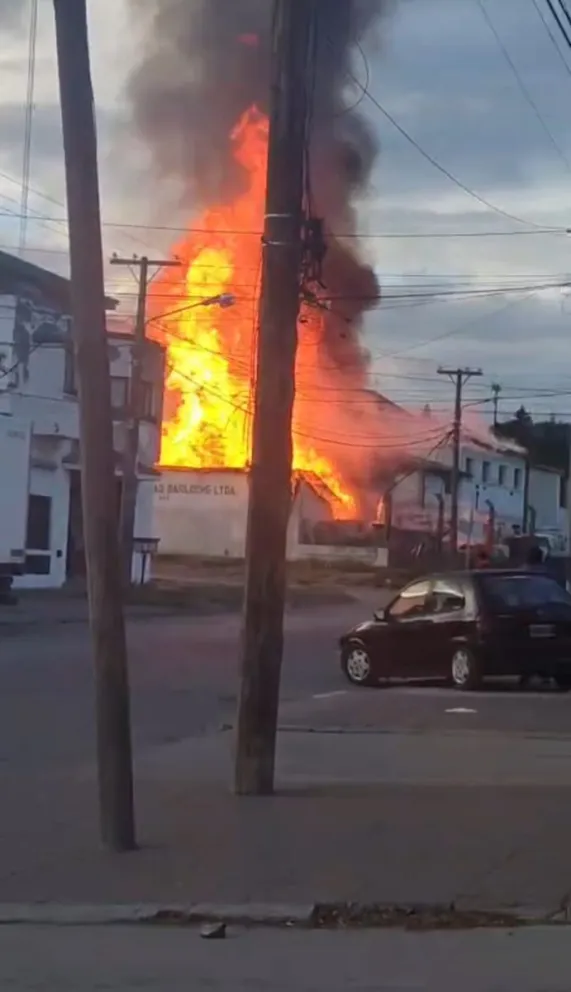 Se investigan las causas del origen del fuego. Foto: Gentileza.