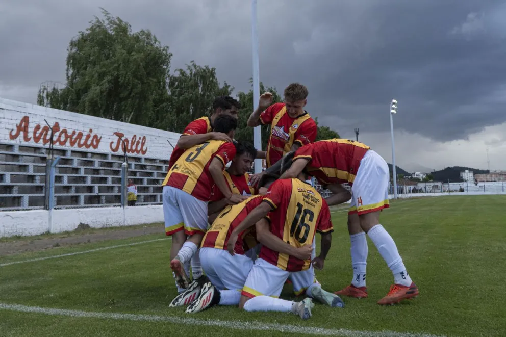 El "Cruzado" lo dio vuelta en el cierre y tiene ventaja. Fotos: Marcelo Martinez.