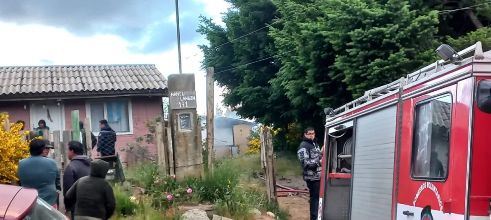 El fuego se originó alrededor de las 20 en calle Ñancu Lahuen al 100. Foto: Gentileza.