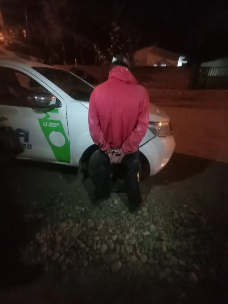 Testigos notificaron al 911 sobre la presencia del sospechoso, quien fue arrestado minutos después. Foto: Prensa Policía de Río Negro.