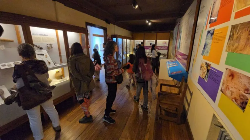 El público disfrutó de una noche dedicada a charlas y excursiones guiadas sobre el patrimonio cultural de la región. Foto: Prensa Parques Nacionales.