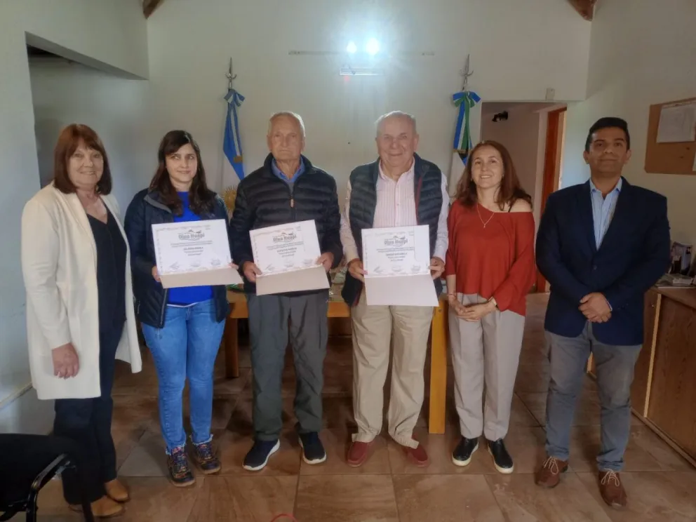 El homenaje se realizó el lunes en el Concejo Municipal de la vecina localidad. Foto gentileza.