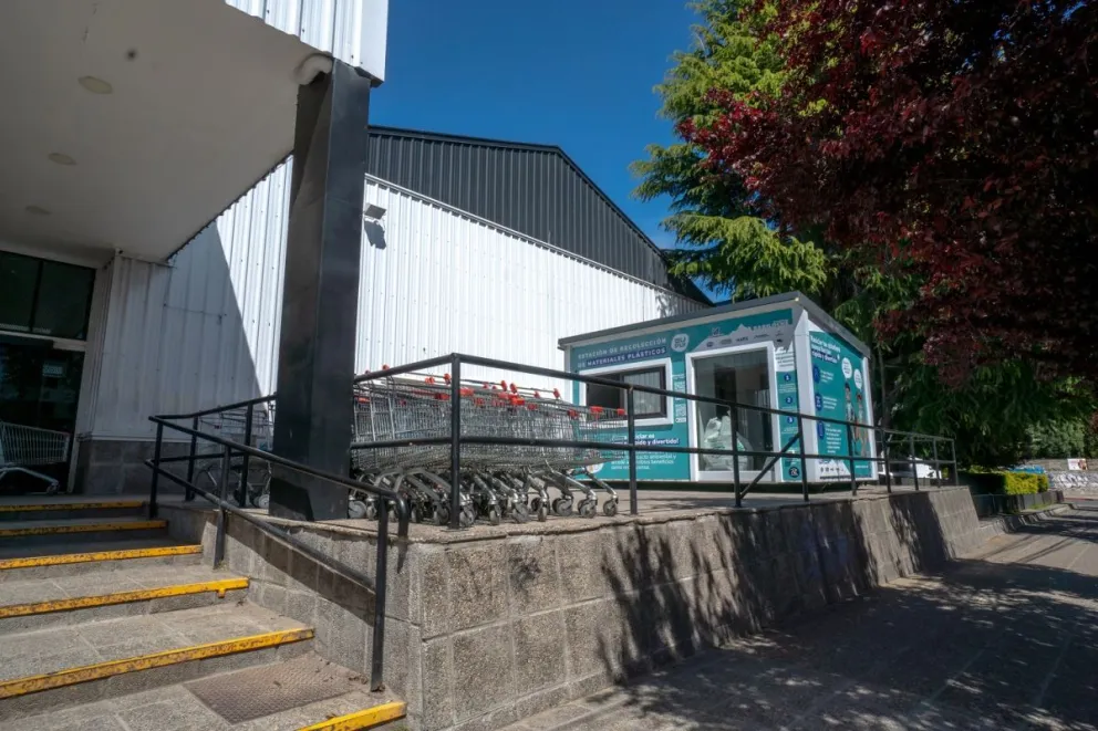La estación, ubicada en la entrada del supermercado La Anónima de Santiago Albarracín 601. 