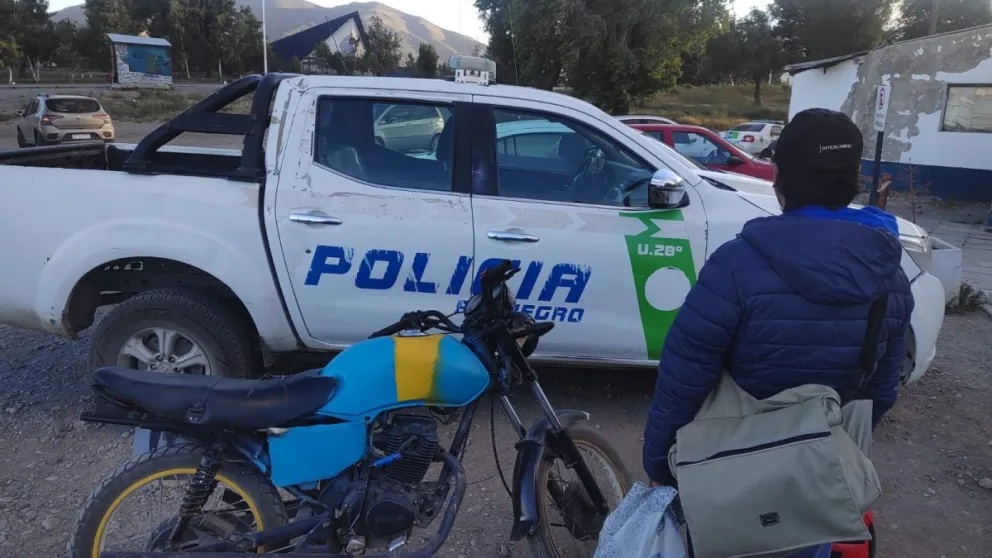 La moto estaba estacionada fuera de un comercio cuando fue detectada. Foto gentileza: Policia RN