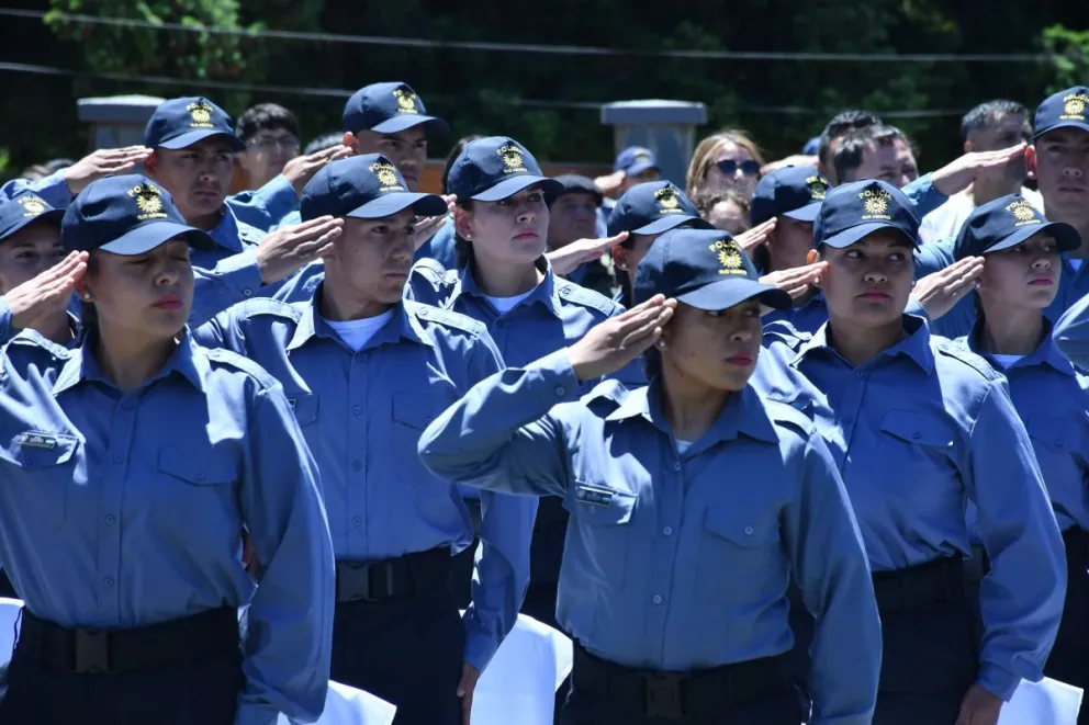 Los nuevos agentes forman parte de la promoción 188° de la Escuela de Suboficiales y Agentes de Bariloche. Foto: Prensa Policía de Río Negro.