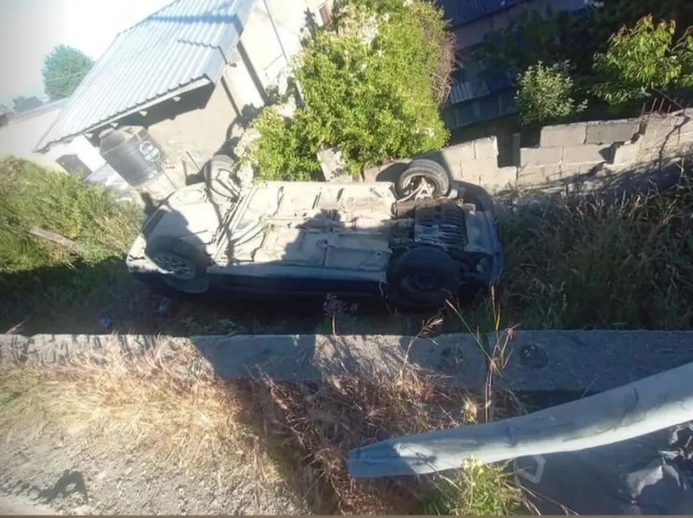 El vehículo quedó completamente invertido, con sus cuatro ruedas apuntando hacia el cielo. Foto: Gentileza.