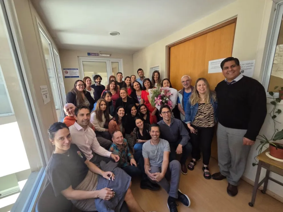 La despedida, cargada de emoción, se realizó en las mismas oficinas donde a diario trabajaron todos juntos. Foto gentileza. 