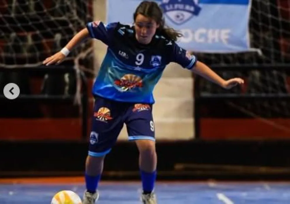 Guada Ochoa controla la pelota. Es la jugadora más chica de la selección. Foto gentileza: Carlos Traine