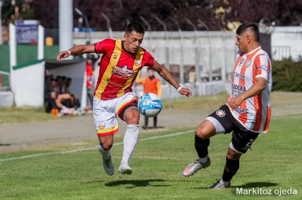 El empate será suficiente para avanzar. Cruz del Sur se juega su continuidad en el TRA. Foto: Markitoz Ojeda.