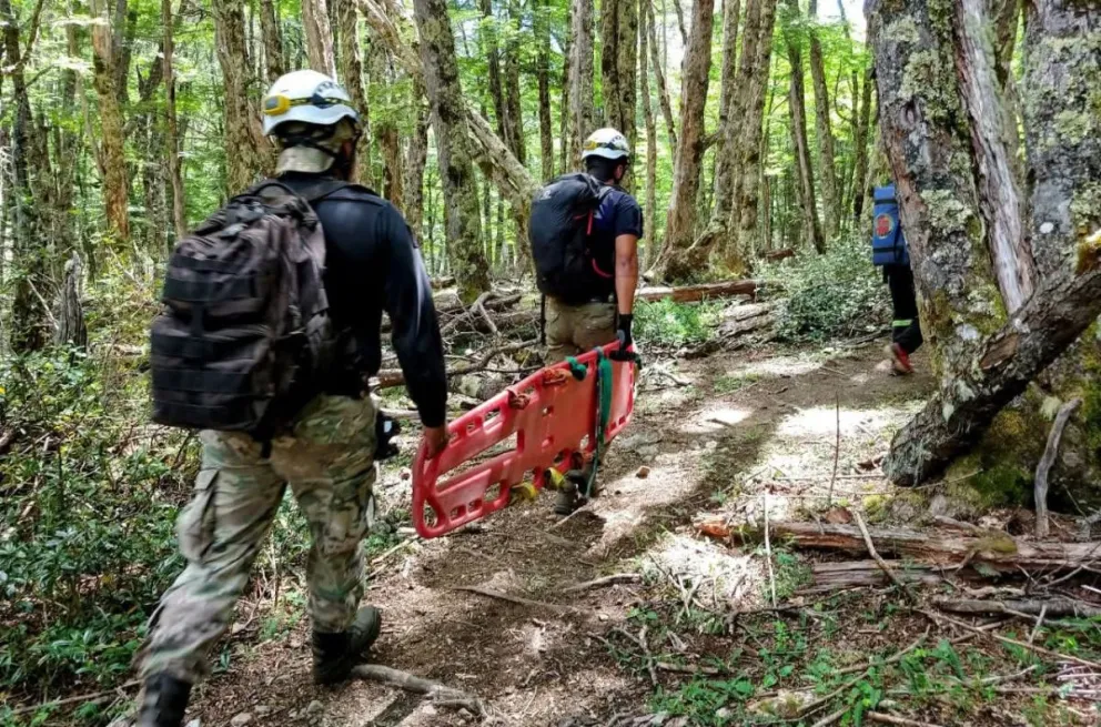 El parapentista presentaba algunas lesiones por lo que recibió asistencia primaria en el lugar. Foto gentileza