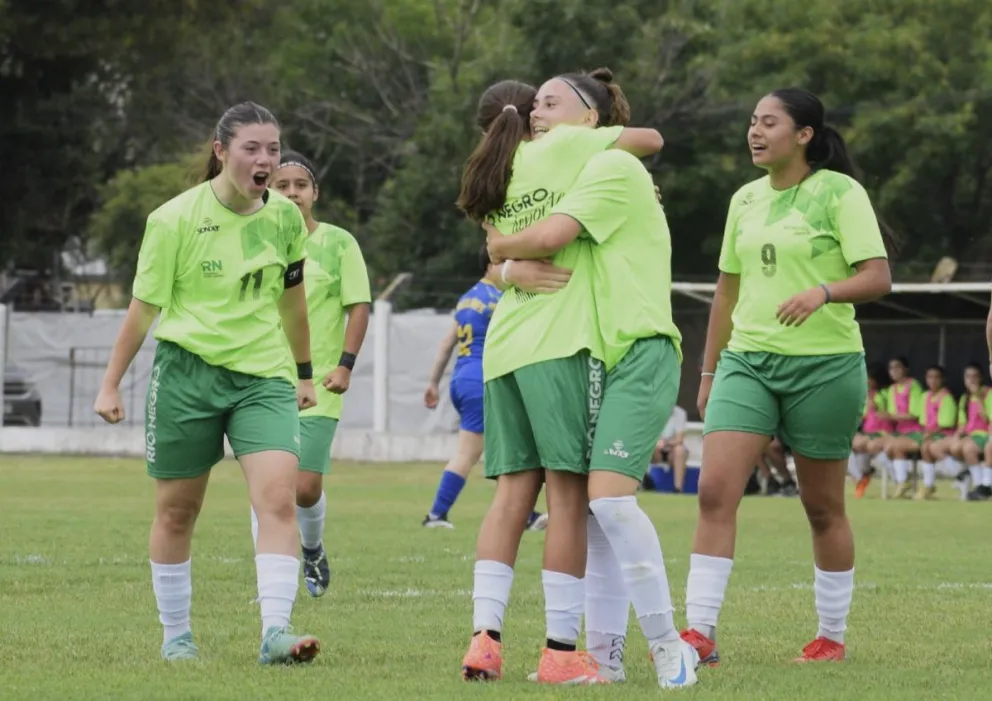 En fútbol femenino, el seleccionado rionegrino debutó goleando. Foto: gentileza.