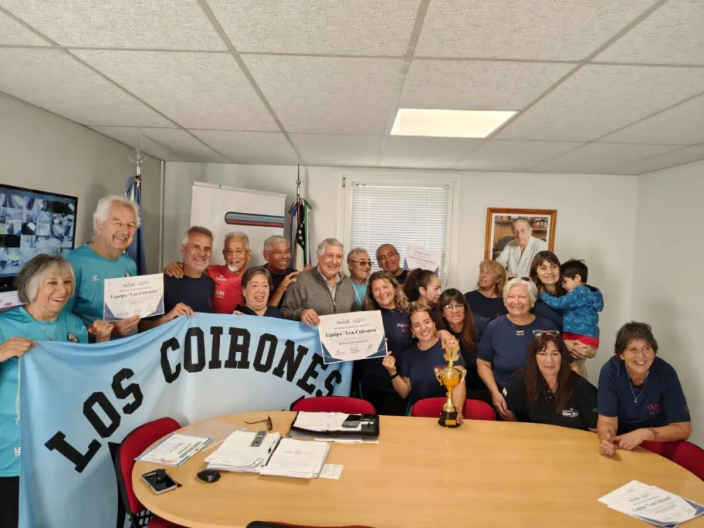 El intendente Hugo Cobarrubia recibió en el Municipio al equipo de Newcom +60 “Los Coirones". Foto: Prensa Municipalidad de Dina Huapi.