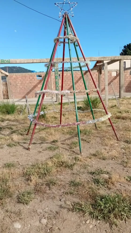 Esta mañana comprobaron que robaron y dañaron el decorado del pino. Foto: gentileza.