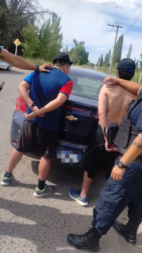 Uno de los dos sujetos mantenía un pedido de detención activo. Foto: Prensa Policía de Río Negro.