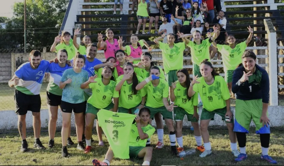 El fútbol femenino sumó su tercer triunfo y está en semifinales. Fotos: gentileza.