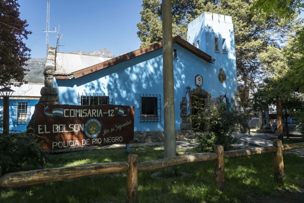 Los dos sujetos quedaron detenidos en la dependencia policial. Foto: Marcelo Martínez.