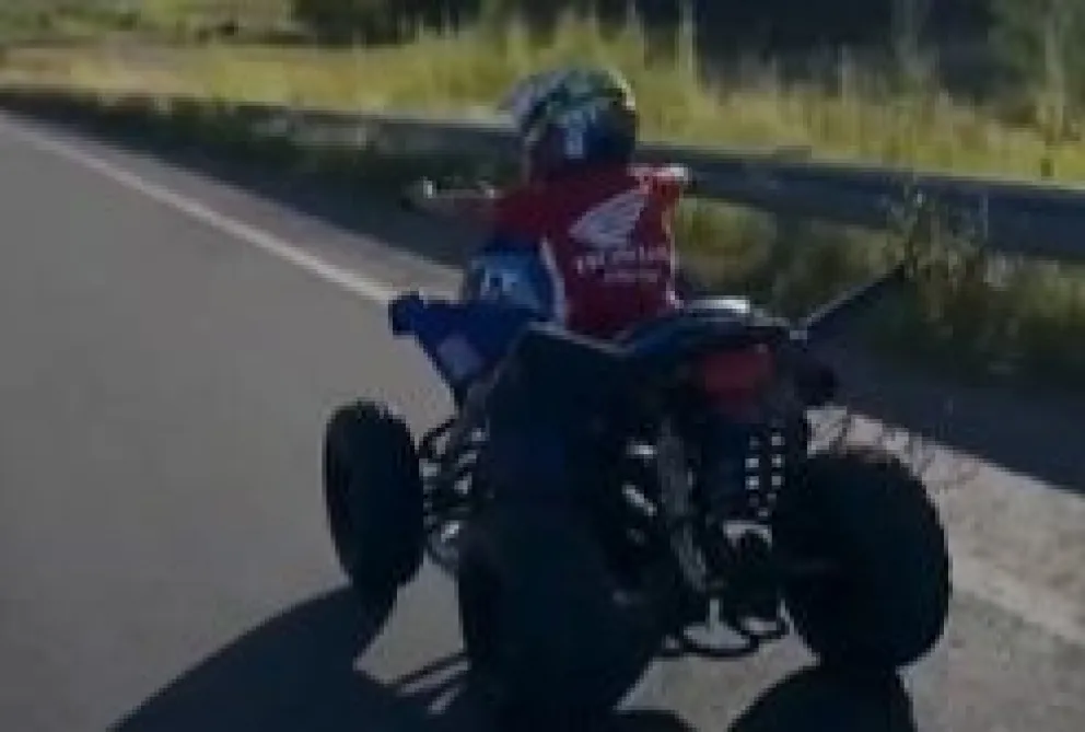 La maniobra, además de ilegal, expone al menor a un riesgo extremo. Foto: captura video